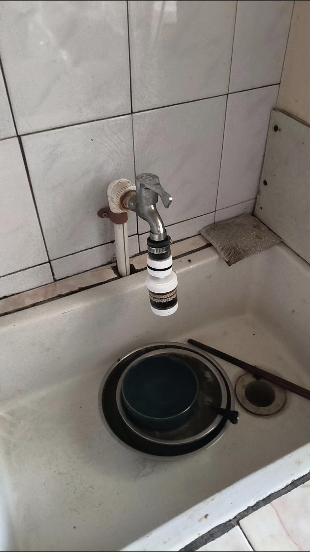 Filtre à eau pour robinet monté sur un robinet de cuisine, prêt à l'emploi